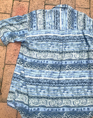 Vintage 90's Blue Swirl Retro Unisex Shirt - Size L